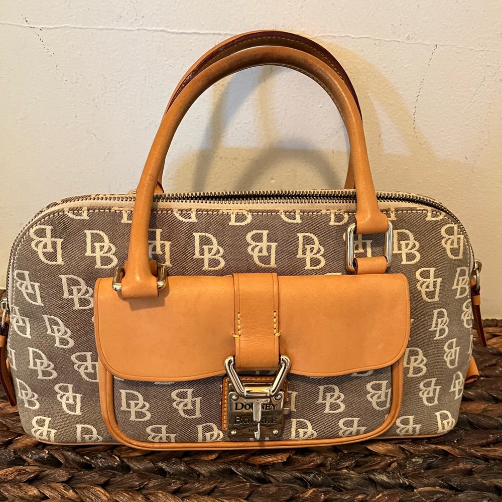 Vintage Dooney & Bourke purse! Perfect condition - leather is excellent.
